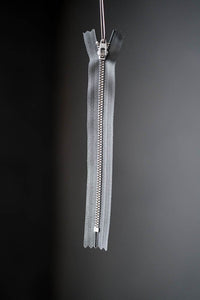 18cm Zip (Eve and Pegs)